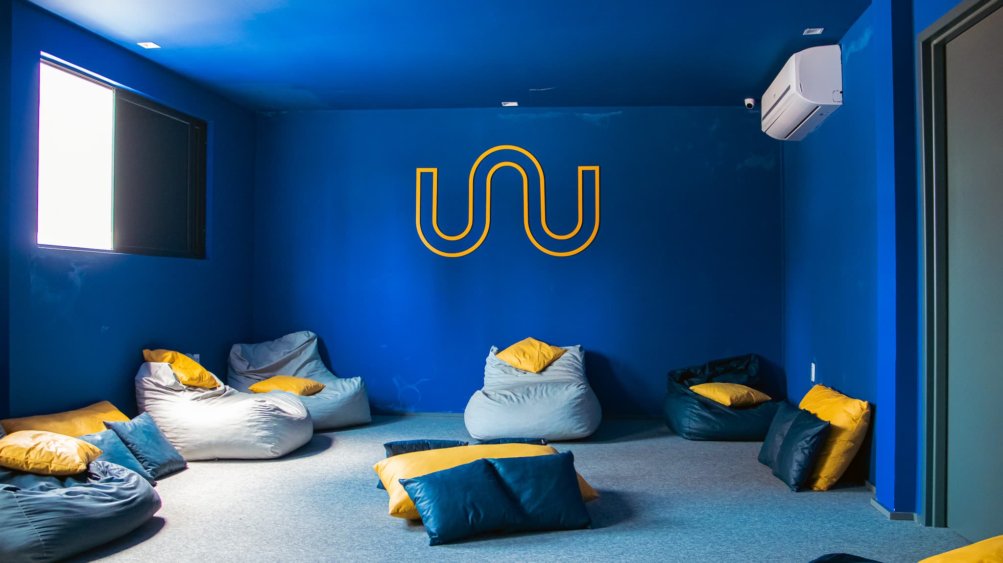 Área de descanso com puffs confortáveis